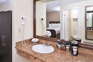 Combined shower/tub, free toiletries, hair dryer, towels