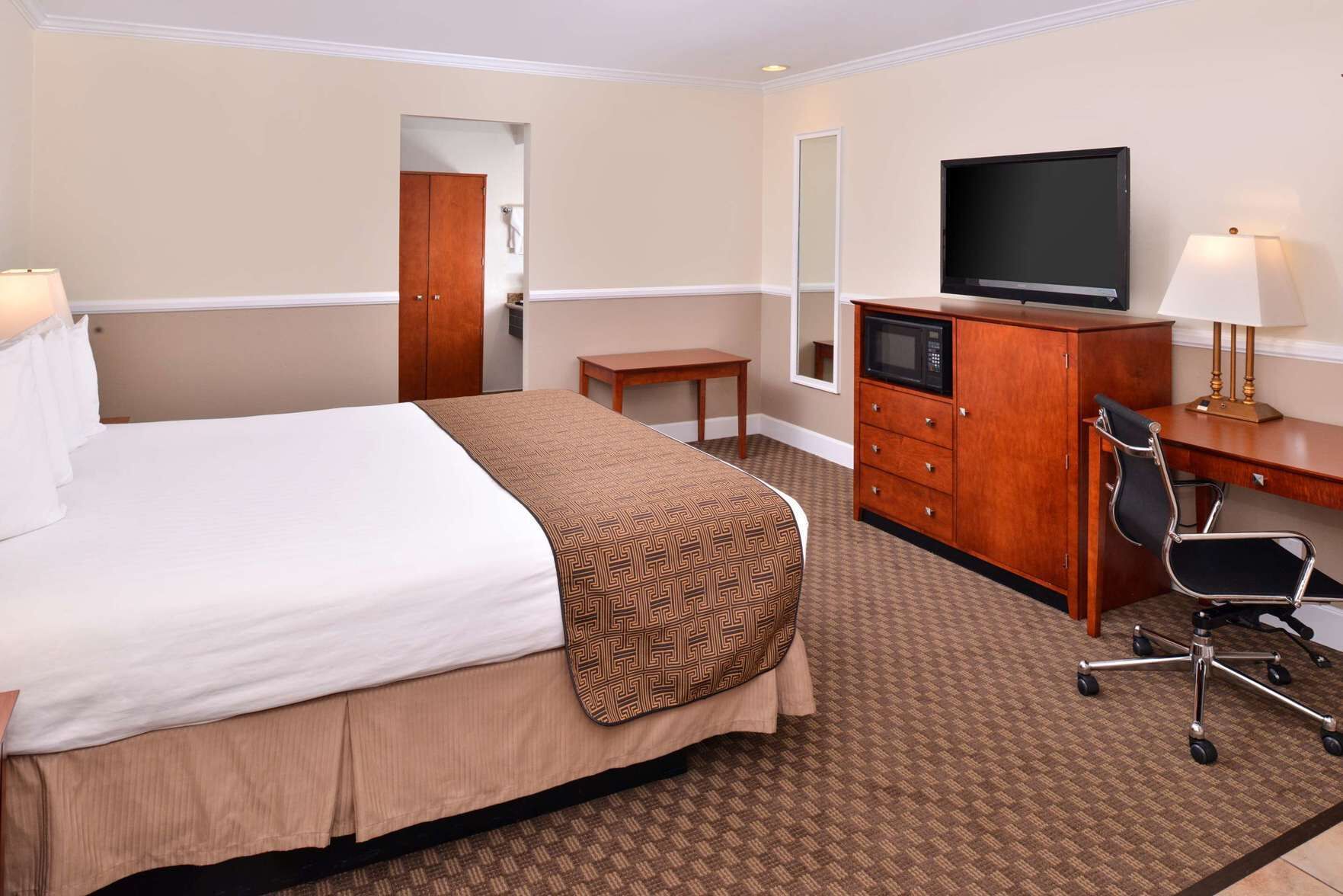 Desk, laptop workspace, iron/ironing board, free WiFi