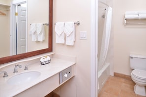 Combined shower/tub, free toiletries, hair dryer, towels - Best Western Capistrano Inn (San Juan Capistrano)