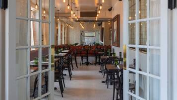 Breakfast, lunch, dinner served; American cuisine