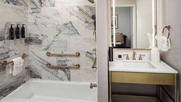 Zimmer, 1 King-Bett, barrierefrei, Badewanne (Mobility & Hearing) | Badezimmer