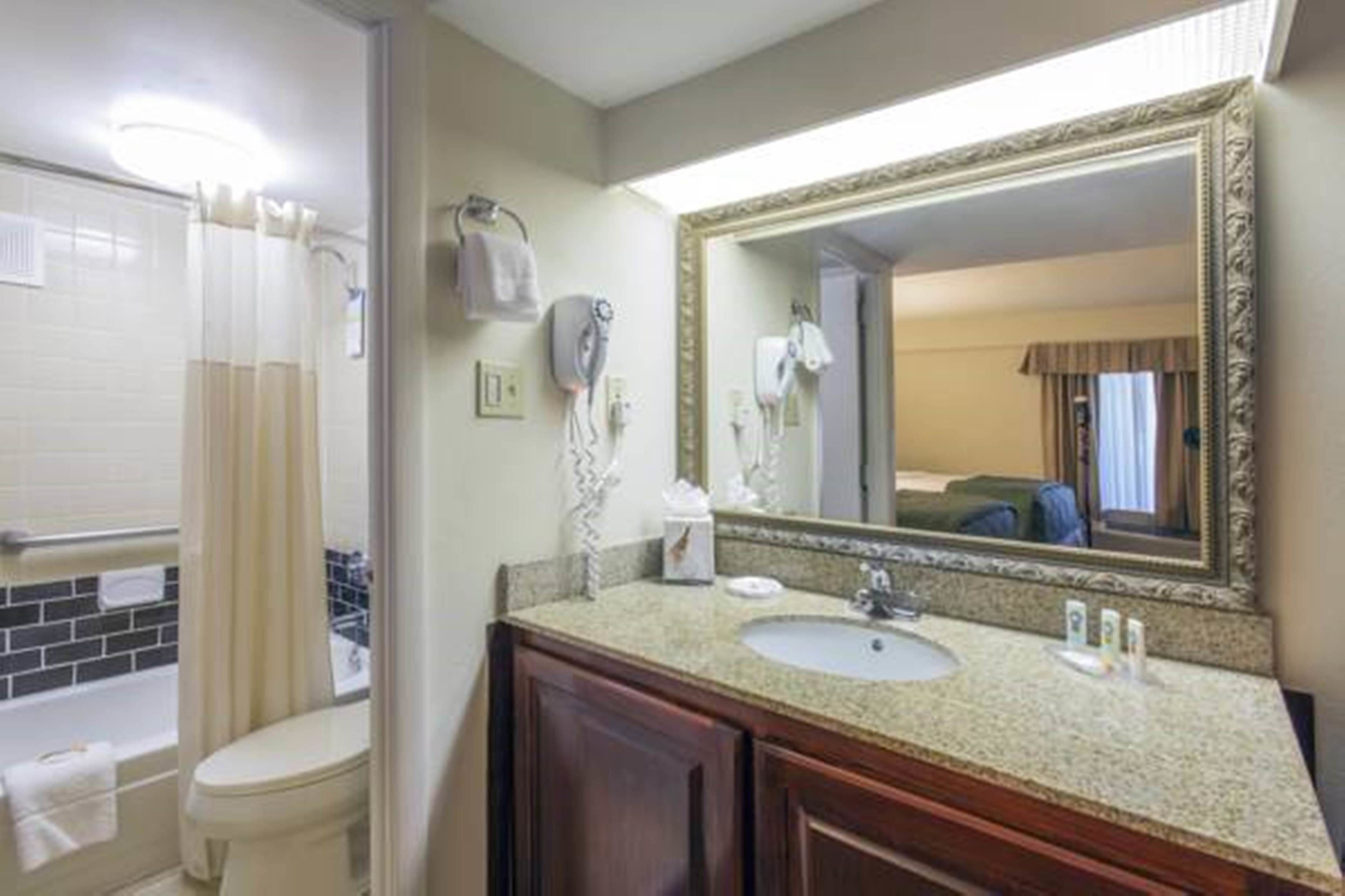 Combined shower/tub, free toiletries, hair dryer, towels