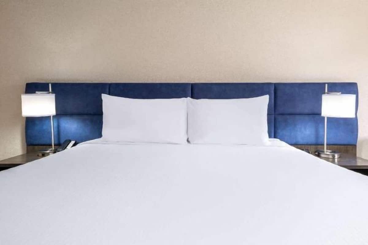 Sengetøy av topp kvalitet, senger med overmadrass og safe på rommet