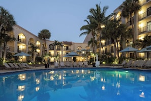 Outdoor pool, pool umbrellas, sun loungers - Wyndham Boca Raton Hotel (Boca Raton)