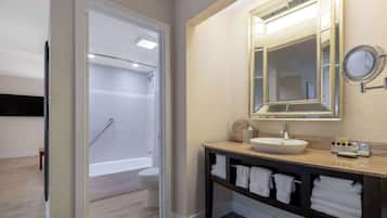 Ein Badezimmer mit Badewanne, Toilette und Waschbecken.