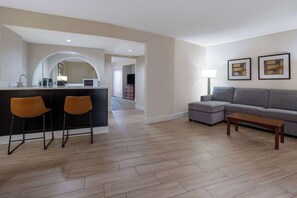 ห้องสวีท, เตียงคิงไซส์ 1 เตียง, ปลอดบุหรี่, วิวสระว่ายน้ำ (One-Bedroom) | เครื่องนอนระดับพรีเมียม, เตียงพร้อมฟูกเสริมที่นอน, ตู้นิรภัยในห้องพัก