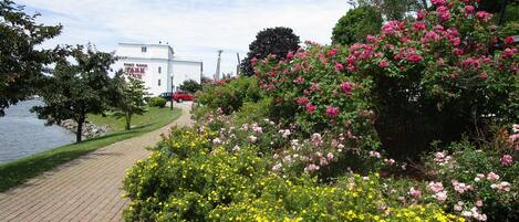Ein Weg, gesäumt von leuchtenden Blumen, mit einem weißen Gebäude im Hintergrund, auf dem 'Fort Knox Park Inn' steht.
