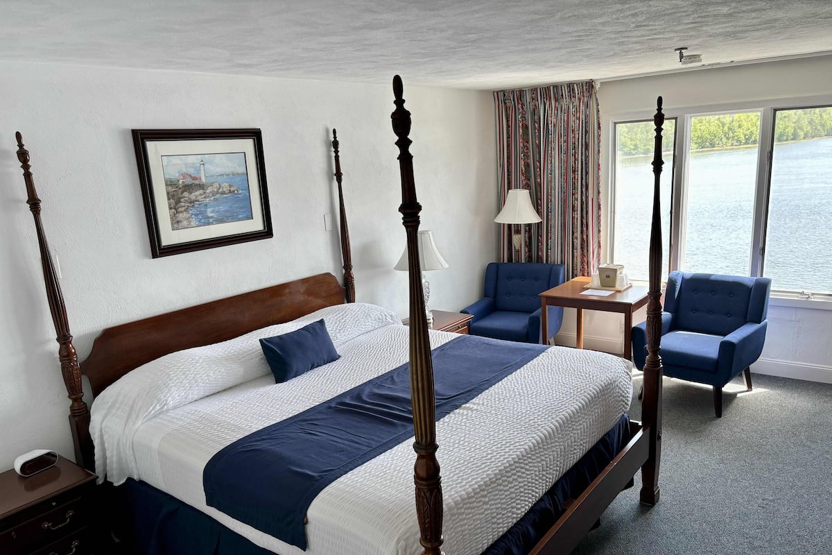 standard room, 1 king bed, non smoking | iron/ironing board, free wifi, bed sheets, alarm clocks