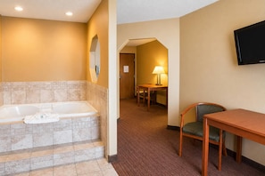 Premium bedding, in-room safe, desk, iron/ironing board - Quality Inn York (York)