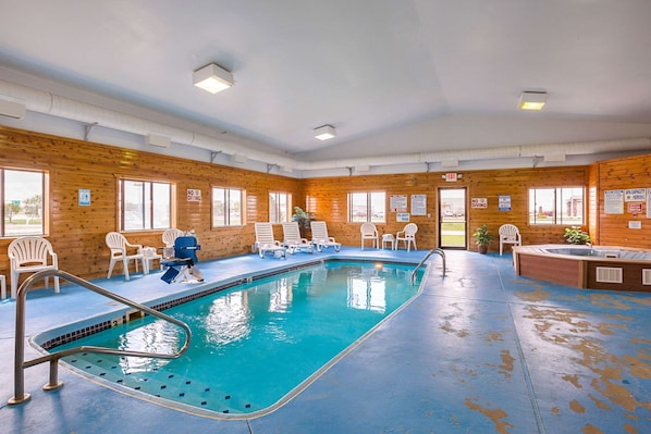 Indoor pool, sun loungers