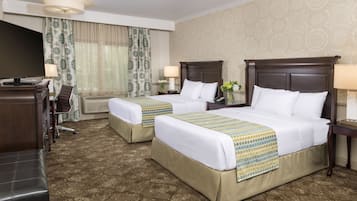 Two Queen Studio Suite | Literie de qualité, couette en duvet, lit avec matelas à plateau-coussin