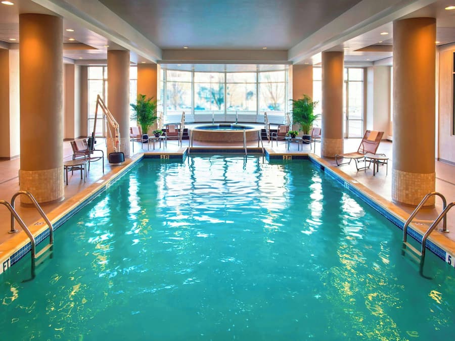 Innendørsbasseng og solsenger