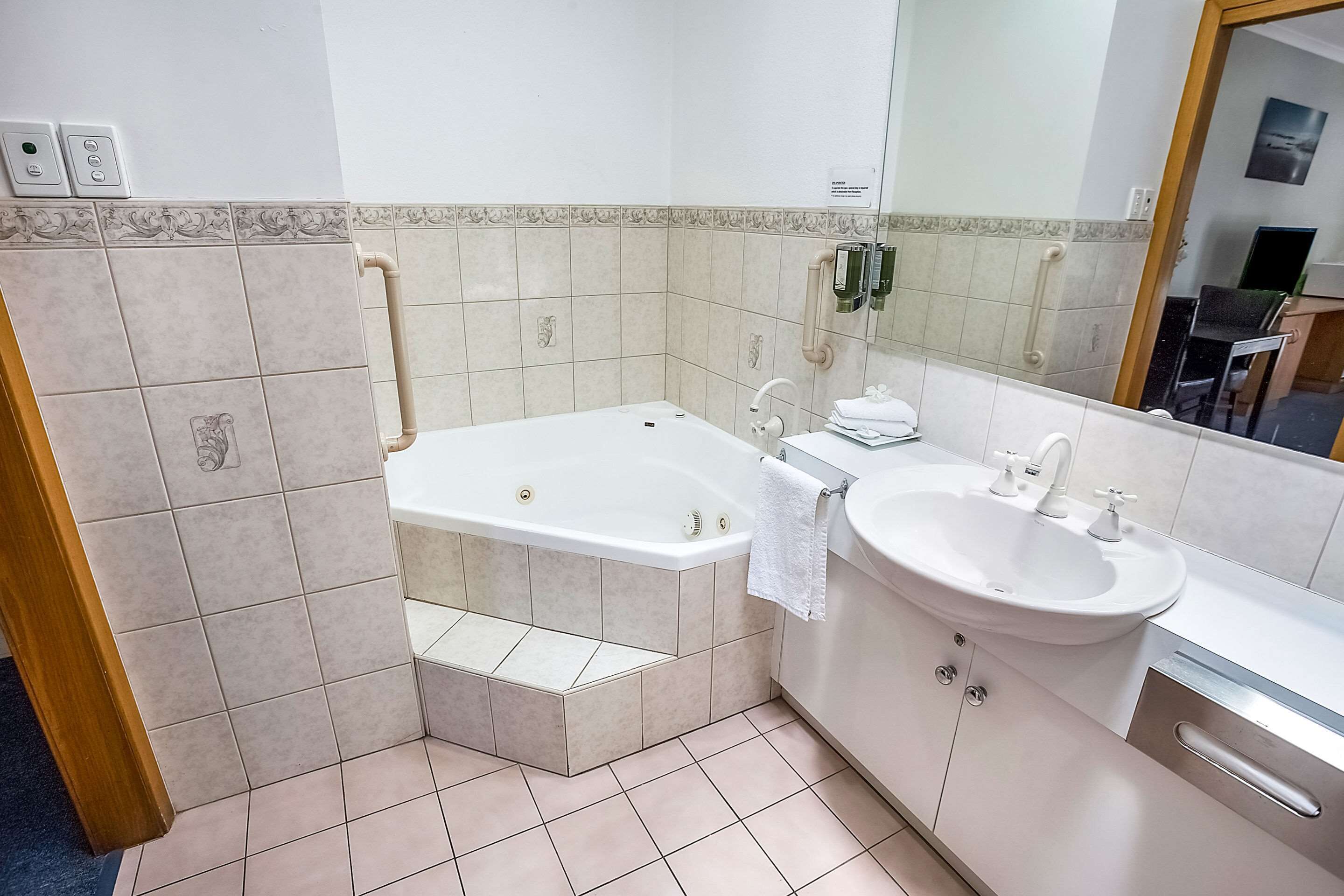 room, 1 king bed | 1 bedroom, pillow-top beds, minibar, desk