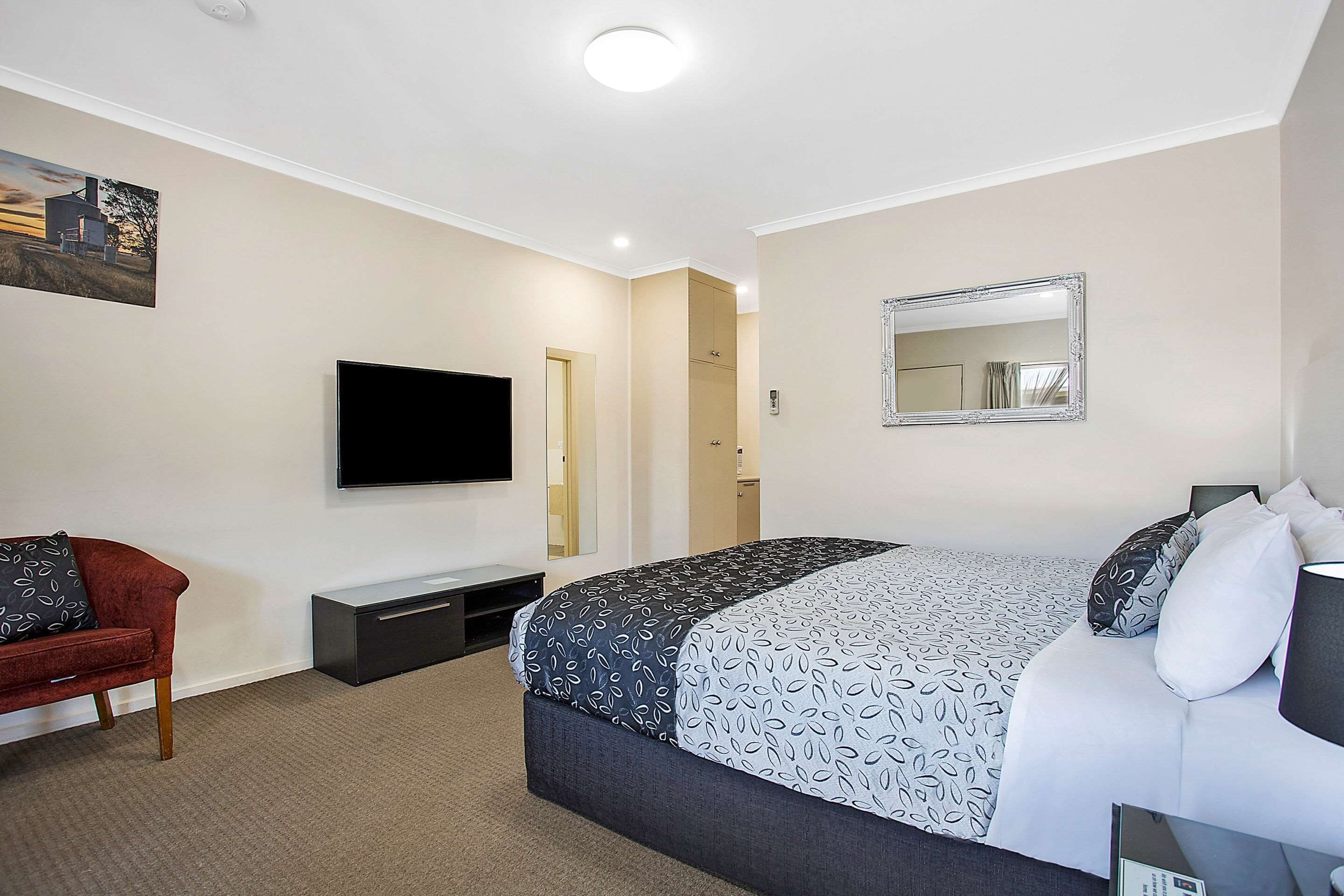 room, 1 king bed | 1 bedroom, pillow-top beds, minibar, desk