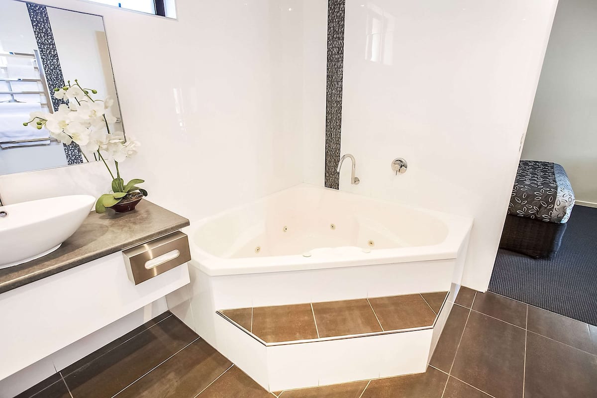 1 bedroom, pillow-top beds, minibar, desk