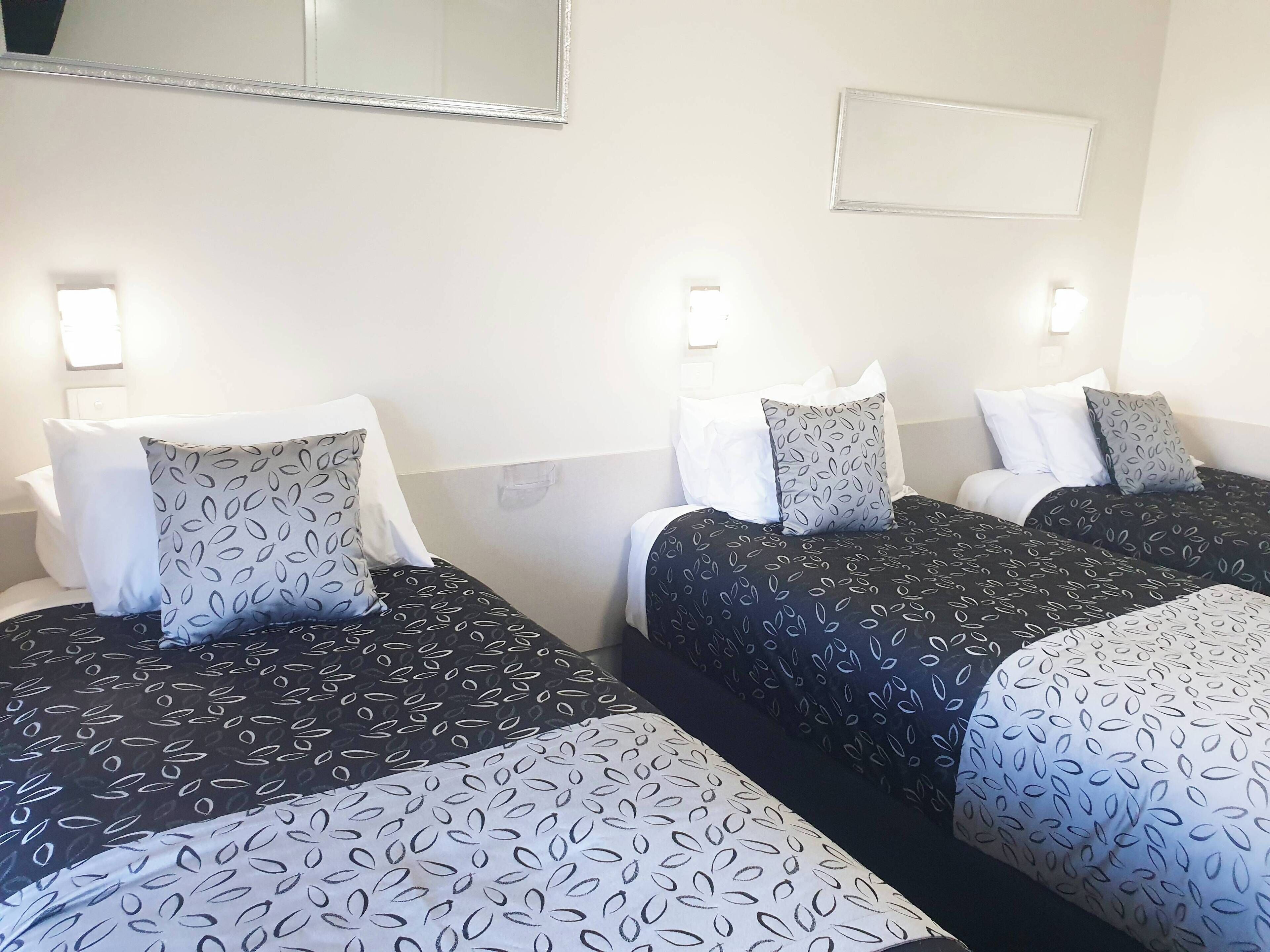 suite, multiple beds, non smoking | 1 bedroom, pillow-top beds, minibar, desk