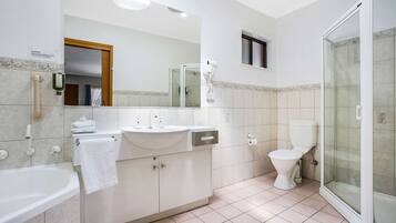 Dusche, kostenlose Toilettenartikel, Haartrockner, HandtĂŒcher