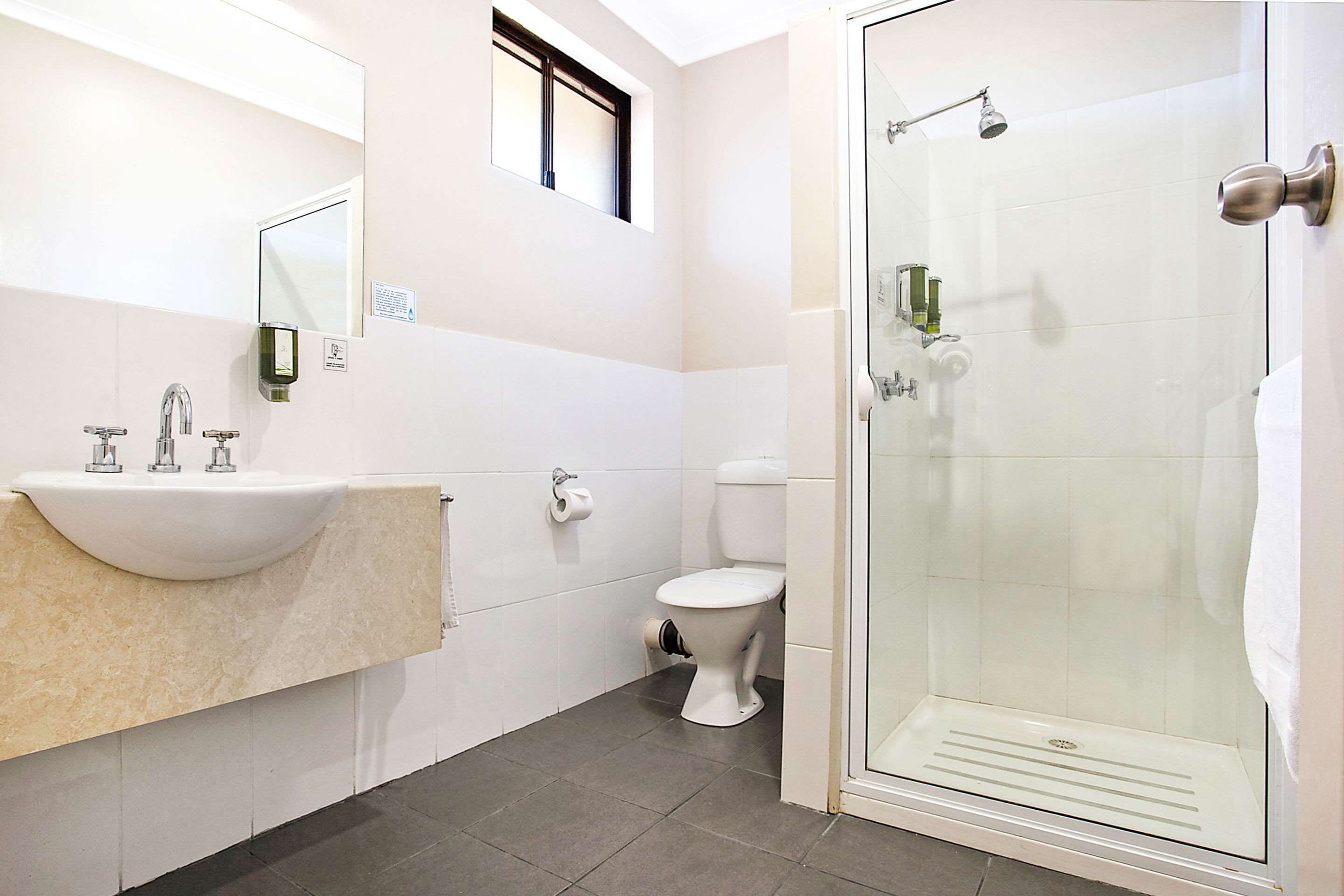 1 bedroom, pillow-top beds, minibar, desk