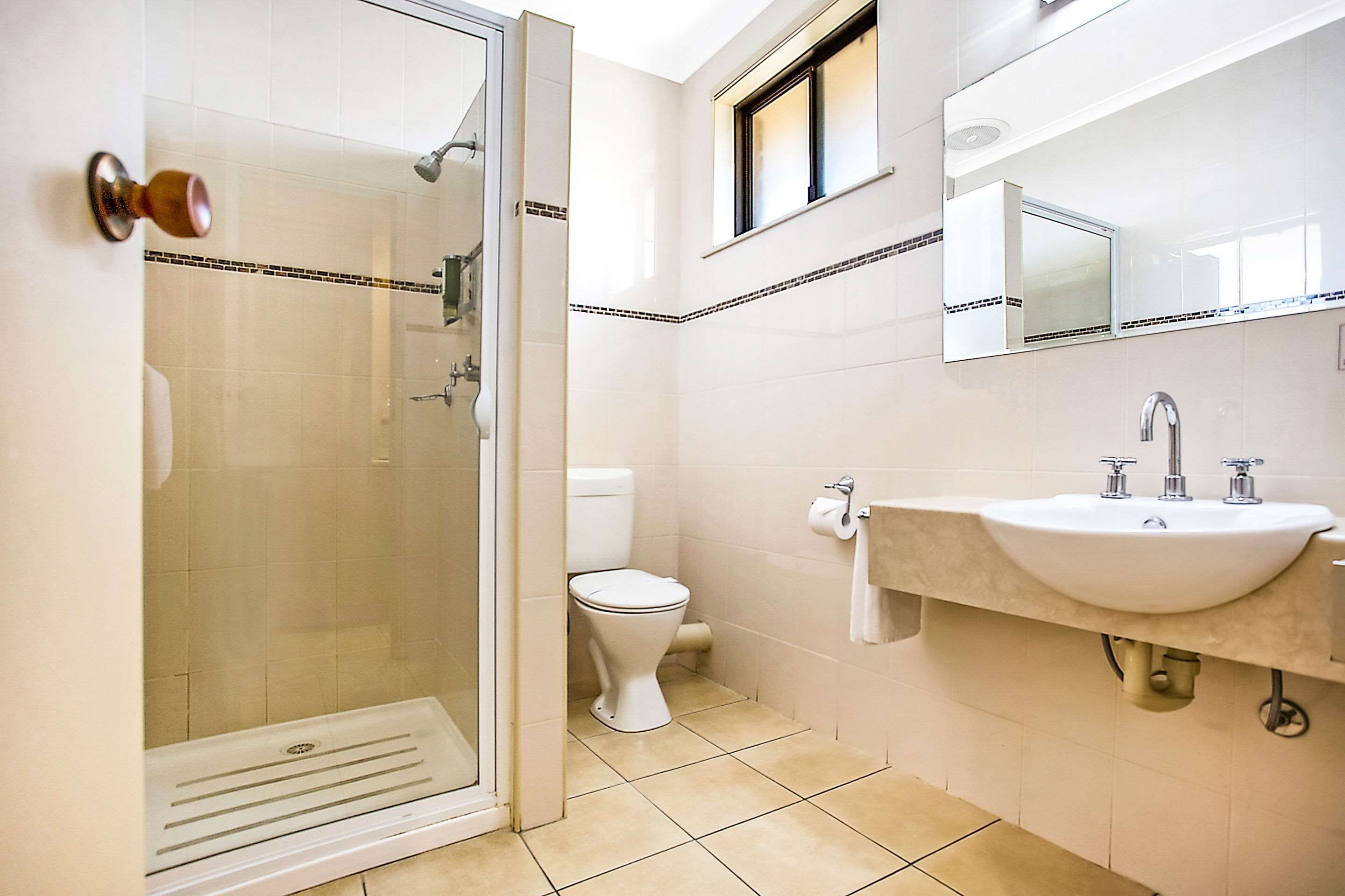 1 bedroom, pillow-top beds, minibar, desk