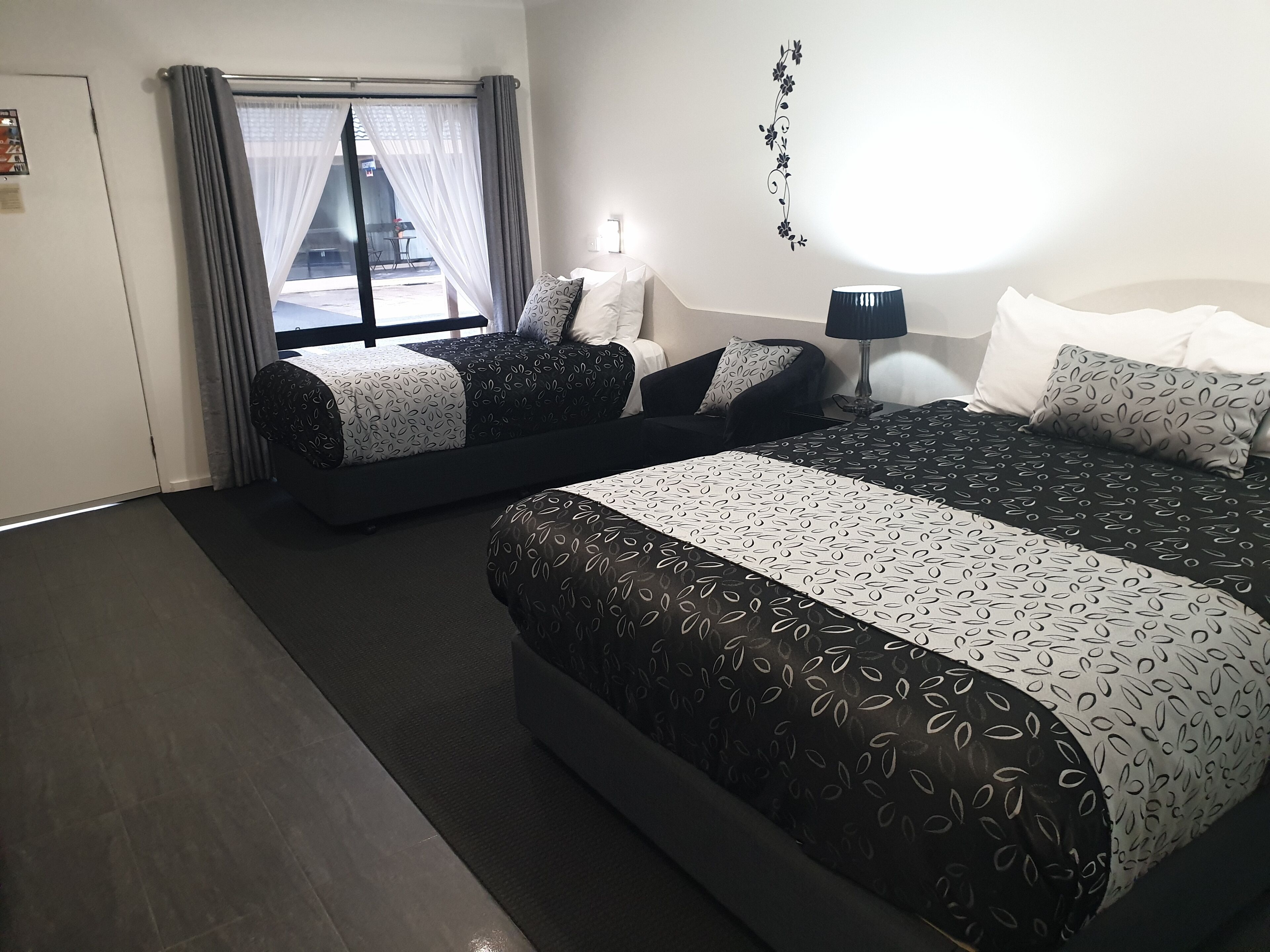 deluxe triple room | 1 bedroom, pillow-top beds, minibar, desk