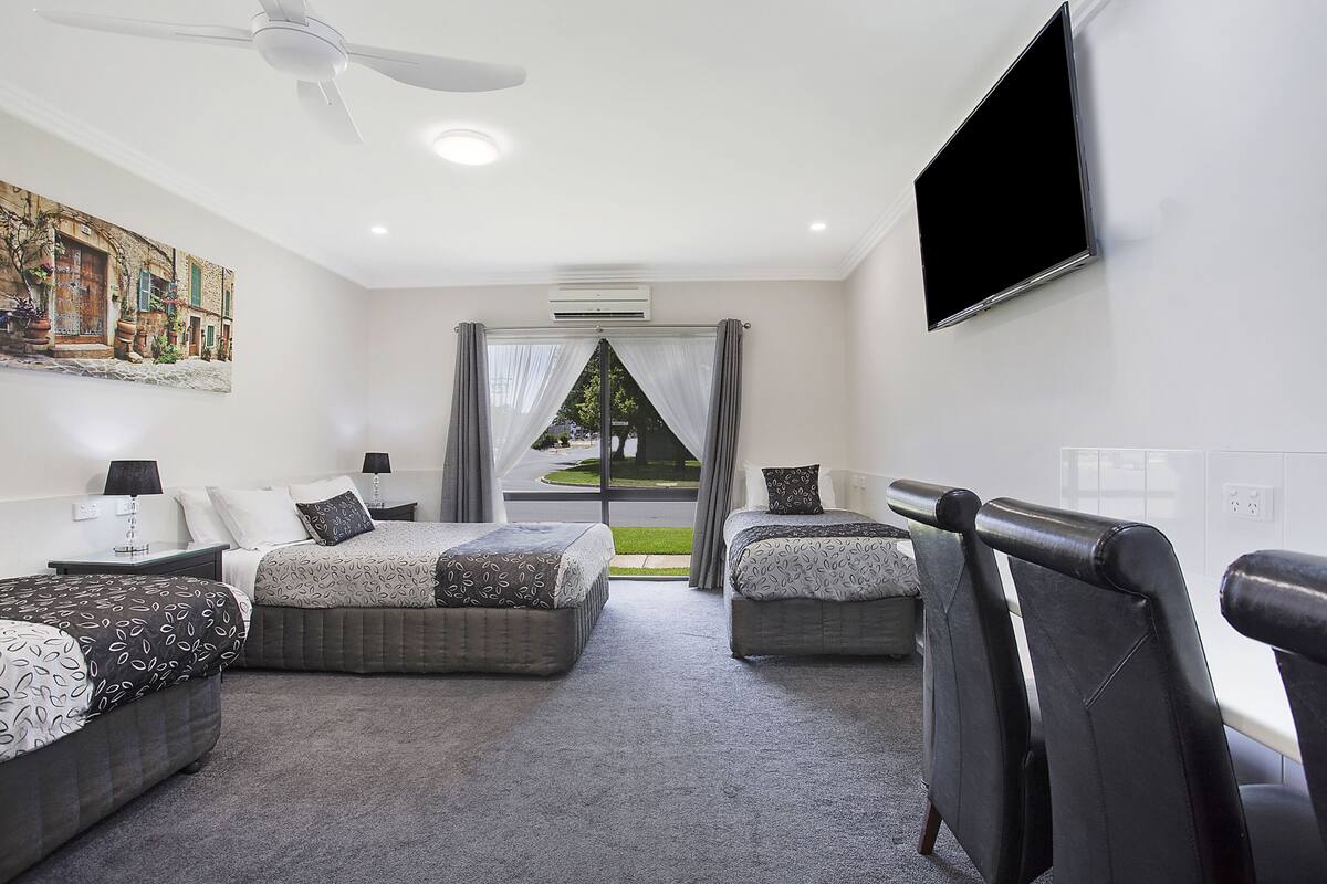 standard room, multiple beds, non smoking | 1 bedroom, pillow-top beds, minibar, desk