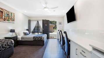 Kamar Triple Deluks | 1 kamar tidur, bantalan ekstra lembut, minibar, dan meja kerja