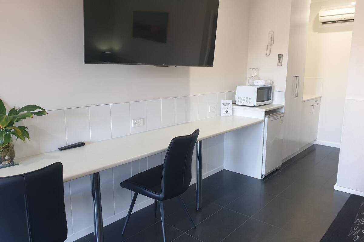 room, 1 king bed | 1 bedroom, pillow-top beds, minibar, desk