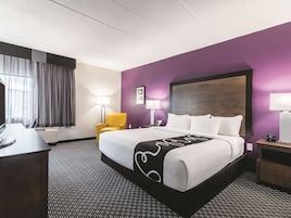 Deluxe Room, 1 King Bed, Non Smoking | Premium bedding, desk, blackout drapes, iron/ironing board