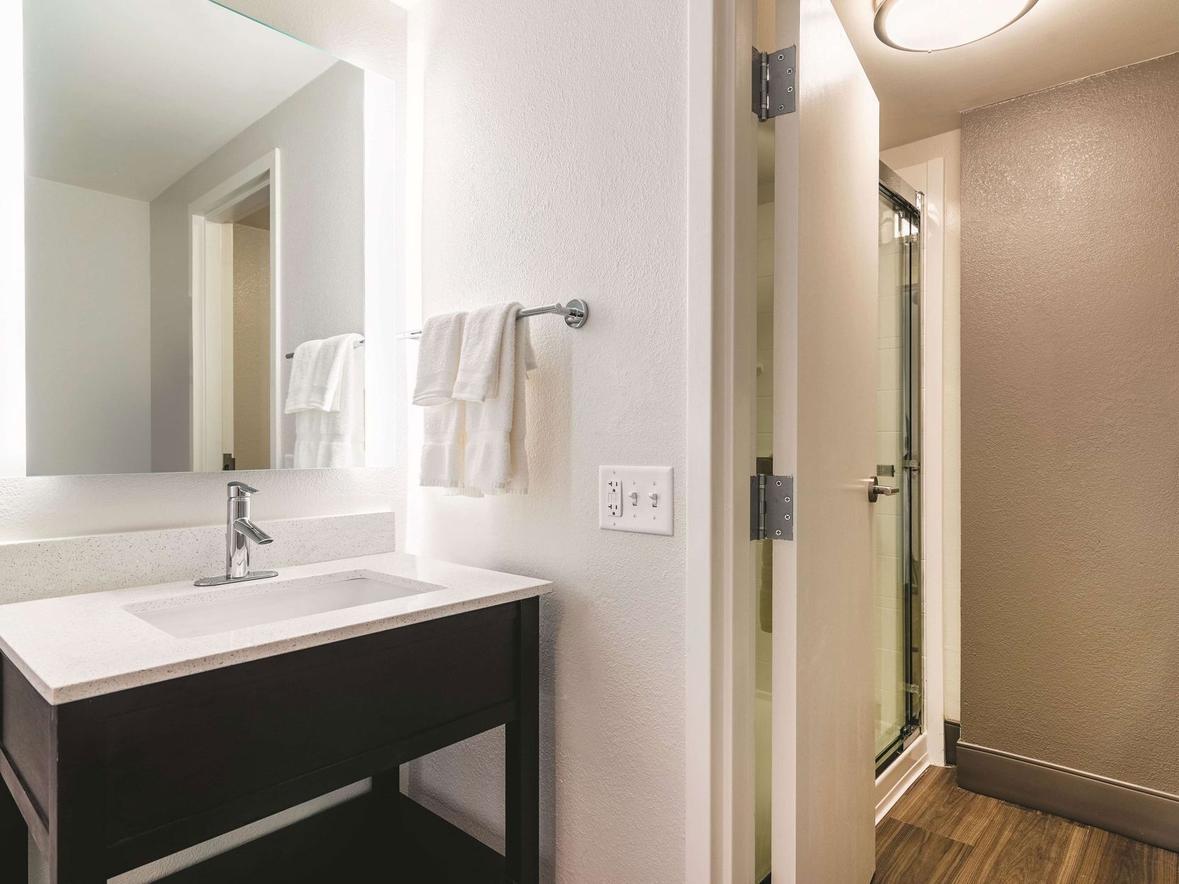 Baño | Amenidades de baño gratuitas, secadora de cabello, toallas 