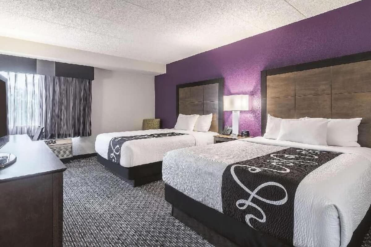 Ropa de cama de alta calidad, escritorio y cortinas blackout
