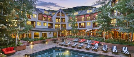 Außenpool, Sonnenschirme, Liegestühle