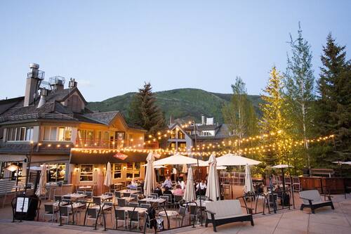 2 restaurants servant le déjeuner, le dîner, le souper et le brunch