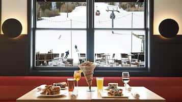 2 restaurants; breakfast, lunch, dinner and brunch served