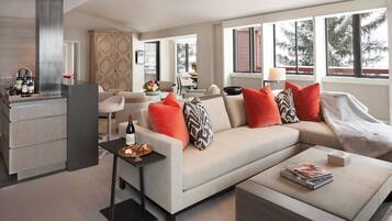 Phòng Suite (The Little Nell) | Phòng khách | TV LED 48-inch có truyền hình cáp, TV, lò sưởi