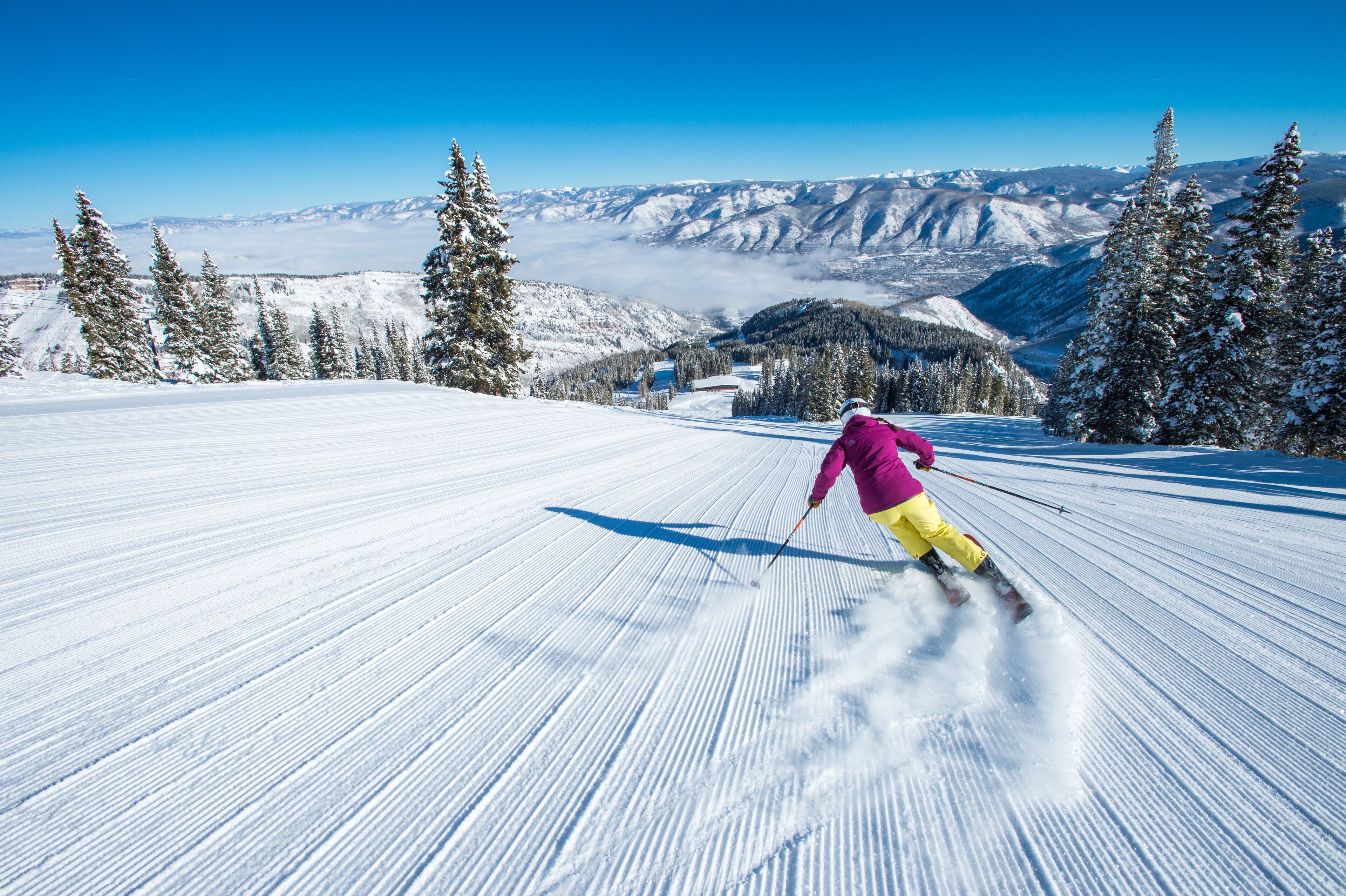 Une piste de ski enneigée avec une personne qui fait du ski.