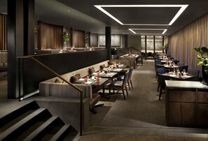 2 間餐廳，供應早餐、午餐和晚餐，美國料理