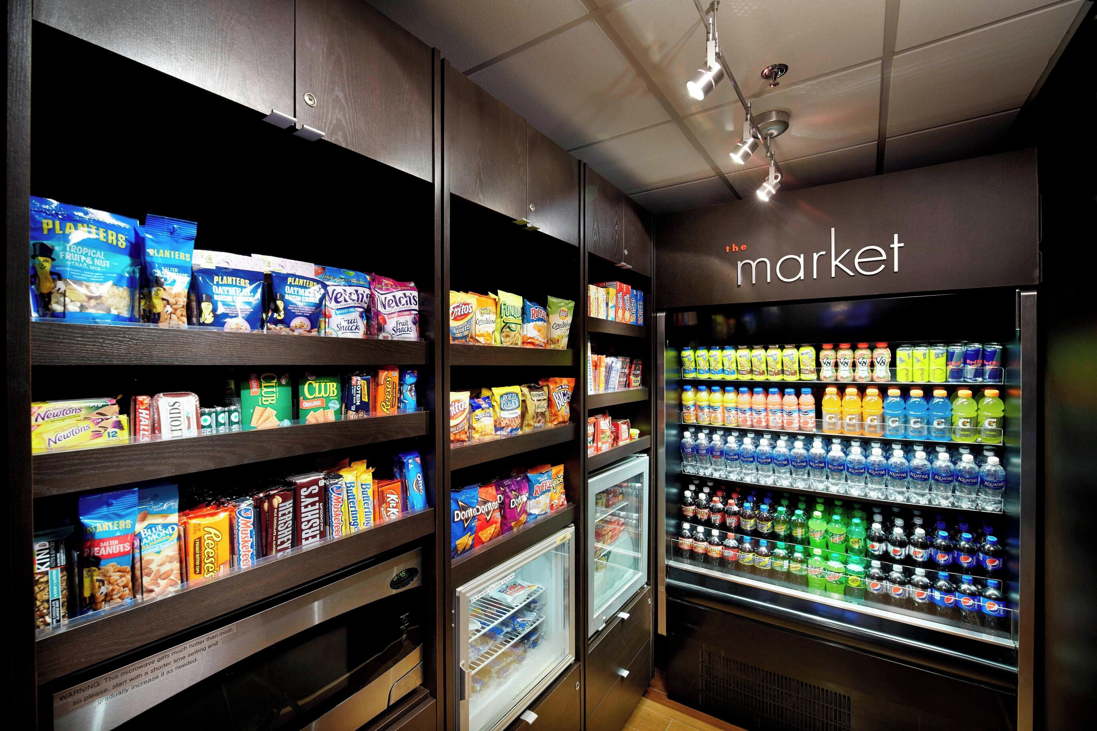 Ein Lebensmittelgeschäft mit Regalen voller Snacks und Getränke.