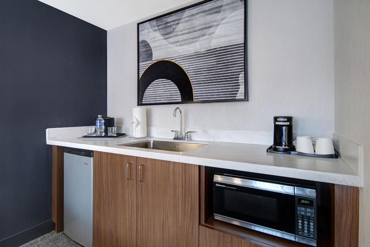 room, 1 king bed | desk, blackout curtains, iron/ironing board, free wifi