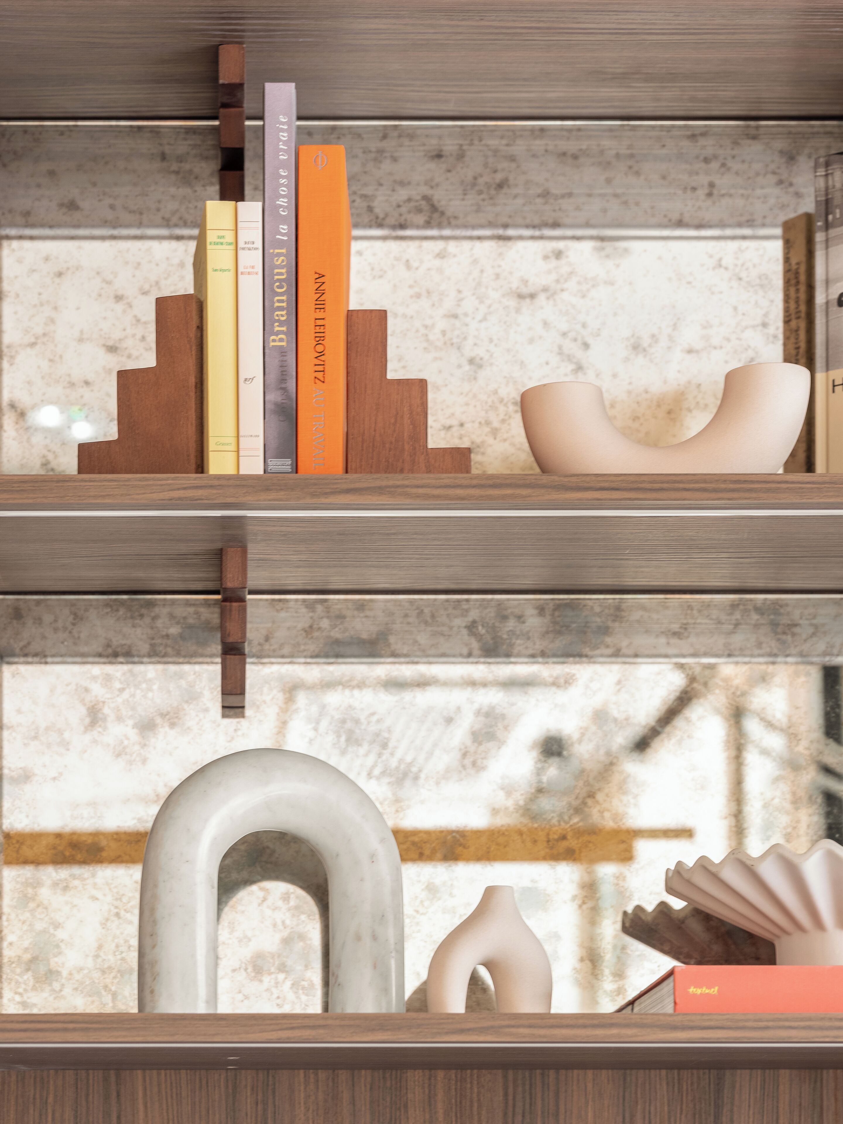Una estantería con libros y objetos decorativos.