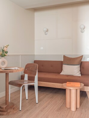 Superior Double Room | Desk, blackout drapes, soundproofing, iron/ironing board - Hôtel Basss (Paris)