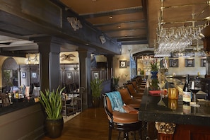 2 bars/lounges