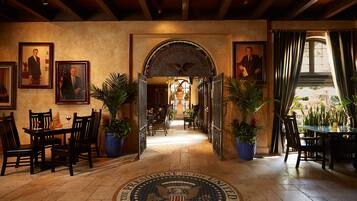 2 bars/lounges