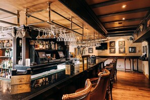 2 bars/lounges