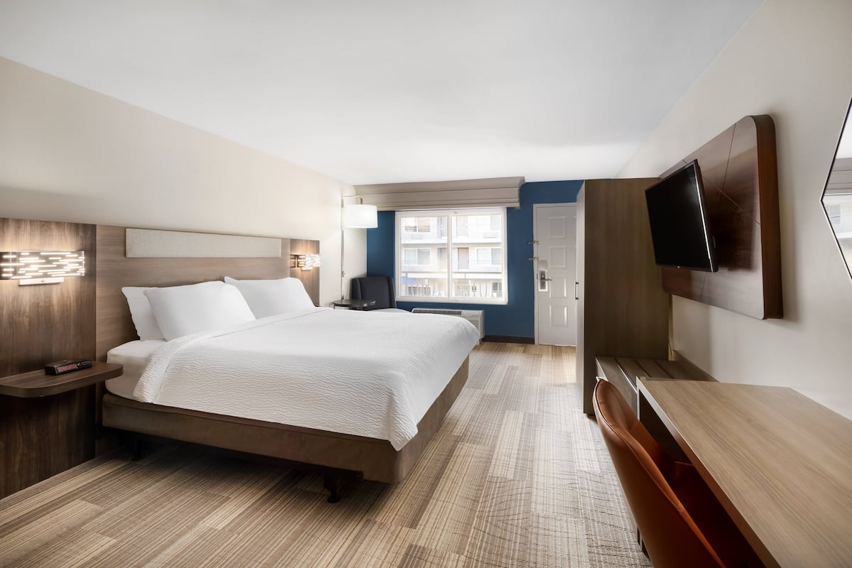 Standard Room, 1 King Bed, Accessible (MOBILITY) | 1 bedroom, in-room safe, desk, iron/ironing board