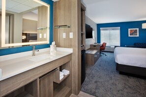 Standard Room, 1 King Bed | Bathroom | Free toiletries, hair dryer, towels, soap