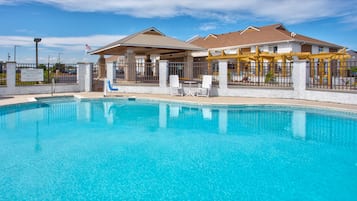 Una piscina al aire libre de temporada
