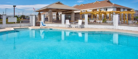 Una piscina al aire libre de temporada