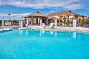 Una piscina al aire libre de temporada