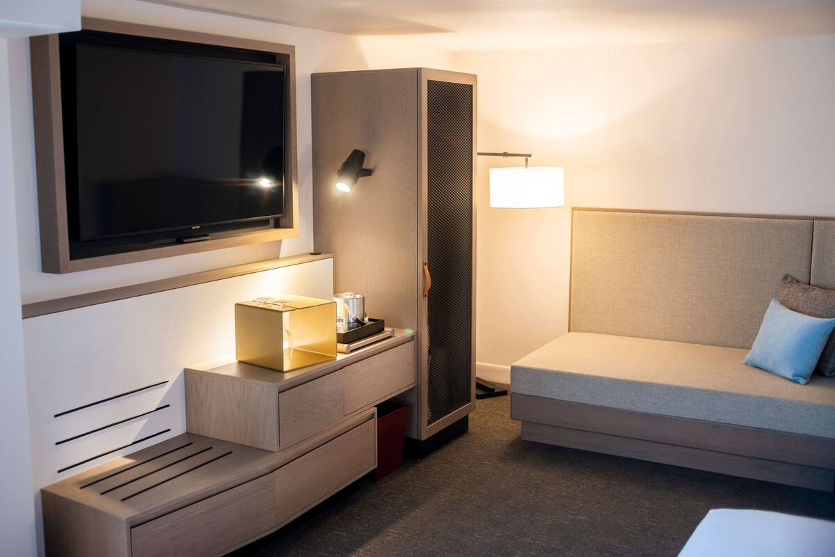 room, 1 king bed, accessible (roll-in shower, hearing & mobility) | egyptian cotton sheets, premium bedding, pillow-top beds