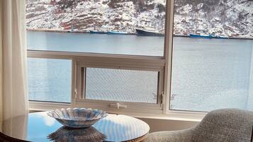 Suite, 1 Schlafzimmer, Hafenblick | Wohnbereich | 55-Zoll-Smart-TV mit Kabelempfang, Fernseher, iPod-Dockingstation